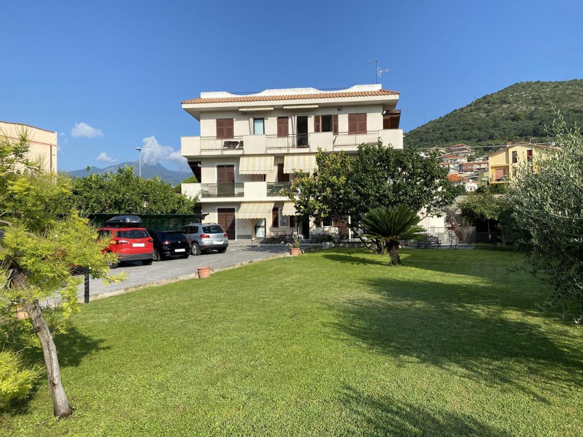 I Fiori Di Pietra Aparthotel Pietra Ligure Exterior photo